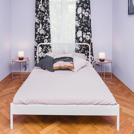 Modern Urban Escape - Old Town Apartment - By Upstairs Kraków Zewnętrze zdjęcie