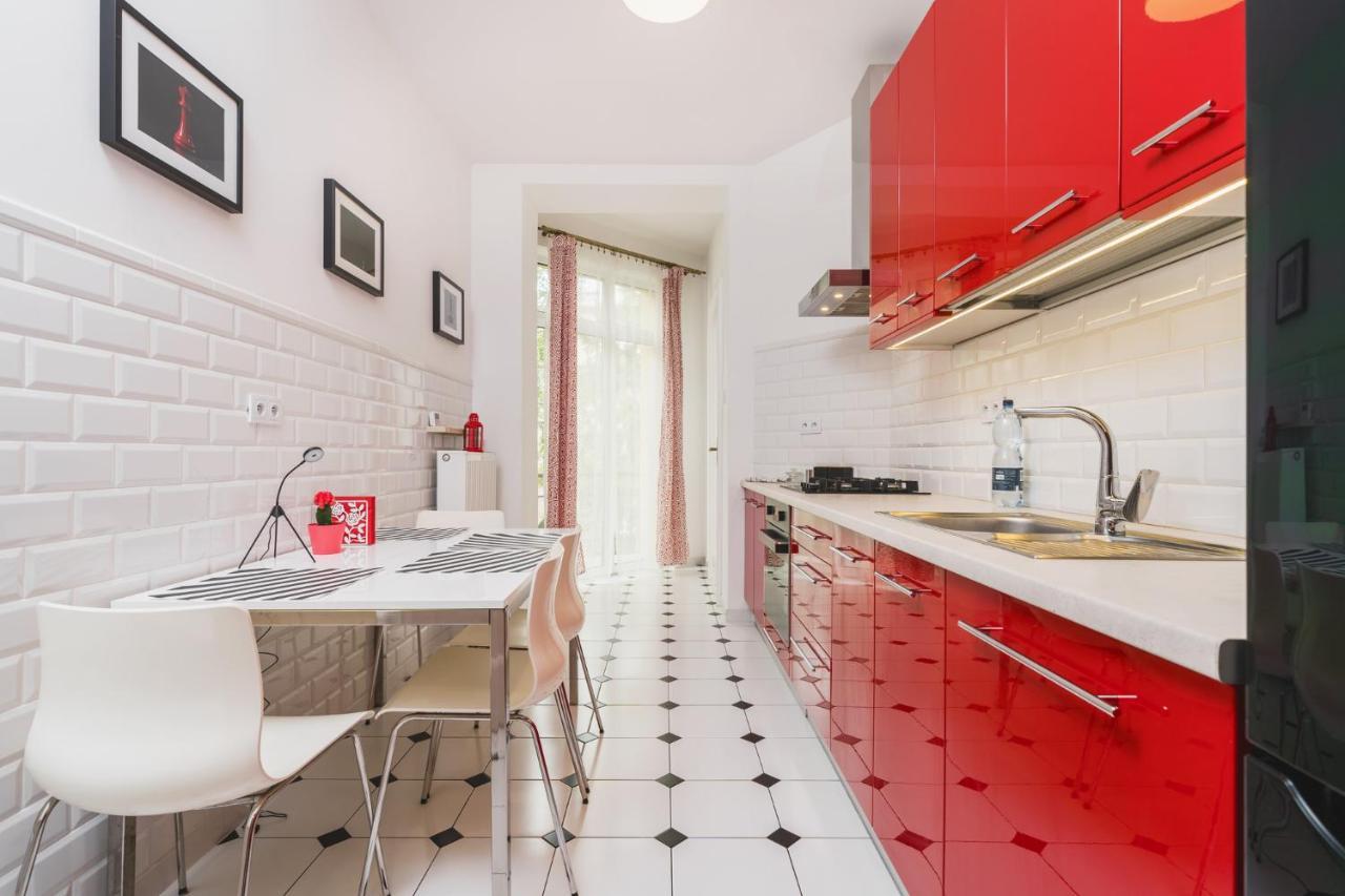 Modern Urban Escape - Old Town Apartment - By Upstairs Kraków Zewnętrze zdjęcie