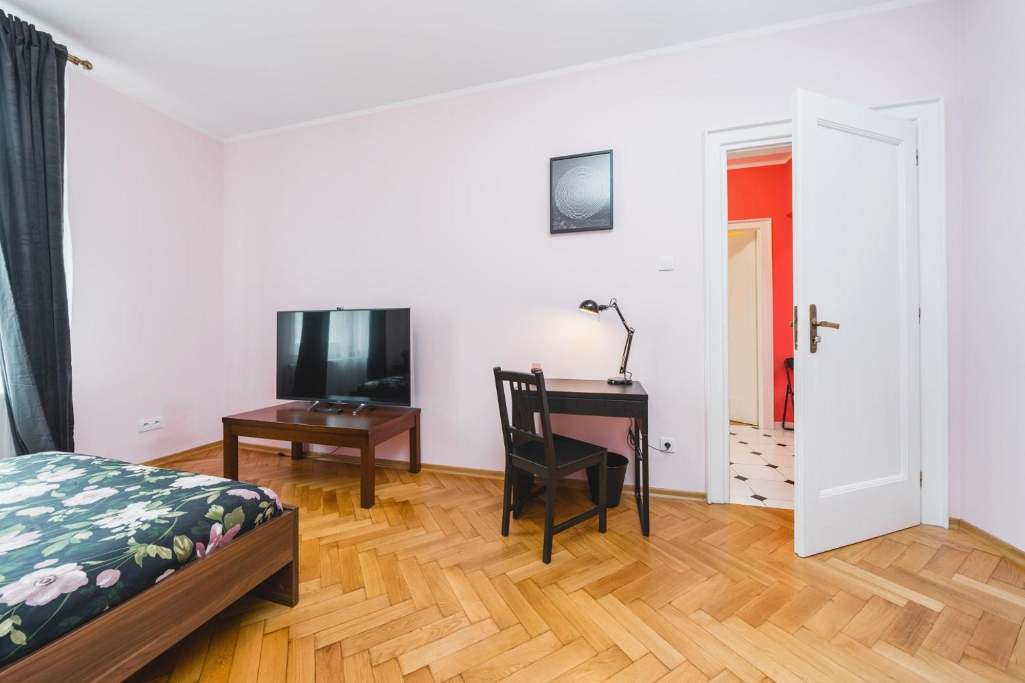 Modern Urban Escape - Old Town Apartment - By Upstairs Kraków Zewnętrze zdjęcie