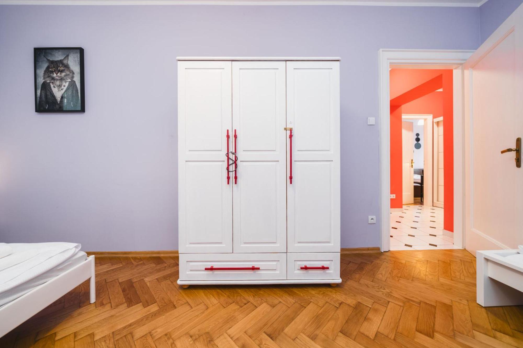 Modern Urban Escape - Old Town Apartment - By Upstairs Kraków Zewnętrze zdjęcie